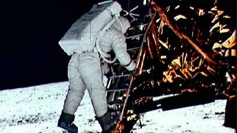 มนุษย์เหยียบดวงจันทร์กับตำนานหนังสือพิมพ์ไทย