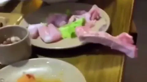 ลูกค้าร้องลั่น “เนื้อไก่ซอมบี้” จู่ๆ คืนชีพคลานออกจากจานอาหาร (คลิป)