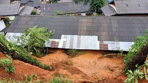 อ.ท่าสองยางส่งเครื่องจักร ปรับดินที่สไลด์ทับหอพัก ร.ร.บ้านแม่ระเมิง