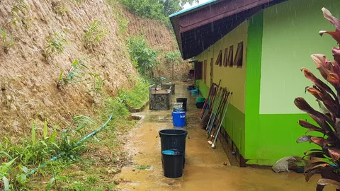ฝนตกทำดินจ่อถล่ม โรงเรียนแม่ระเมิงอีกรอบ เด็กนักเรียนผวาหนัก