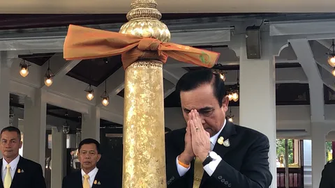 "บิ๊กตู่" ถือฤกษ์ดีเข้ากลาโหม ผบ.เหล่าทัพ ต้อนรับอย่างอบอุ่น (คลิป)