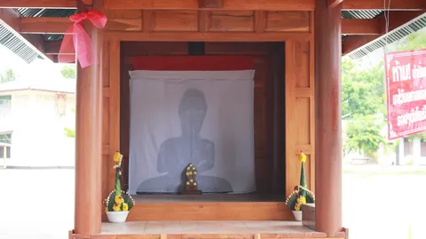 แห่ขอเลขเด็ด "ศาลพ่อปู่" ใต้ต้นโพธิ์ 150 ปี ตำนานลี้ลับหน้าวัดคงคาราม