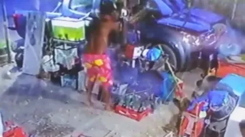 เปิดคลิปนาที "แบตเตอรี่หมดอายุ" ระเบิดใส่หน้าหนุ่มวัย 34 จนหวิดตาบอด