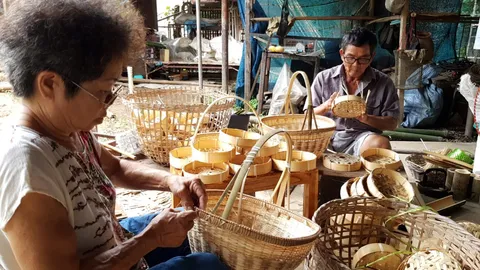 สองตายายพะเยา สืบธุรกิจจักสาน ทำเข่งปลาทูขาย ออเดอร์แน่นทำรายได้ดี