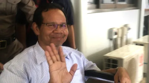 "สิงห์แก้ว" ถึงด่าน ตม.เชียงของ ลูกเมียรอต้อนรับ เผยโจรค่าไถ่เป็นคนจีน