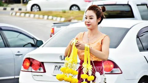 ลาออกมาหาแรงบันดาลใจ "น้องเอิ้น" สาวสวย ลองขายพวงมาลัย แยกไฟแดง