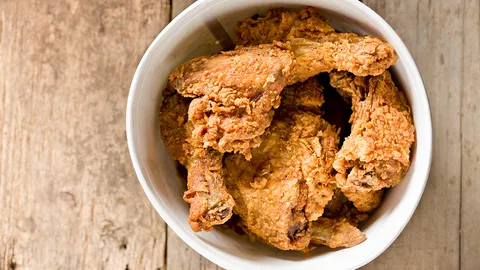 โซเชียลเดือด อ้างพนักงานร้านไก่ทอดโดนต่อว่า หลังเตือนลูกค้าอย่าแซงคิว