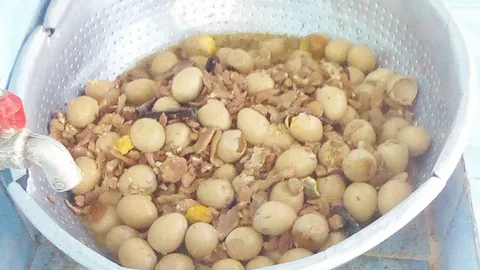 แม่ครัวอ้าง ผอ.สั่งล้าง "ไข่พะโล้บูด" แล้วต้มใหม่ให้เด็กกิน ขู่ห้ามบอกใคร