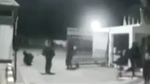 เปิดวงจรปิด นาทีคนร้าย แต่งกายคล้ายทหาร แบกปืน ระเบิดเอทีเอ็ม (คลิป)