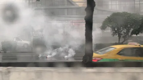 เคลียร์แล้วควันคลุ้ง ถนนกาญจนาภิเษก เหตุถ่านแก๊สบ่มผลไม้หล่นโดนน้ำฝน