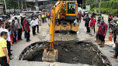 ถนนเพชรบุรีทรุด เกิดโพรงใหญ่ 1 เมตร จราจรเป็นอัมพาต