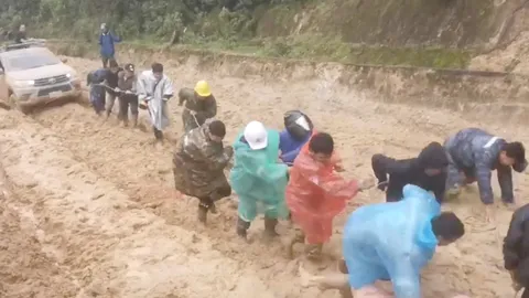 เส้นทางมหาโหด ชื่นชมครูดอย ลุยโคลนสอนหนังสือเด็กบนดอย (คลิป)