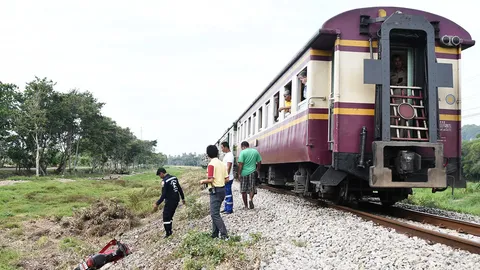 ครูวัย59ขี่จยย.คุยโทรศัพท์ ถูกม้าเหล็กสายล่องใต้ชนดับ คารางรถไฟ