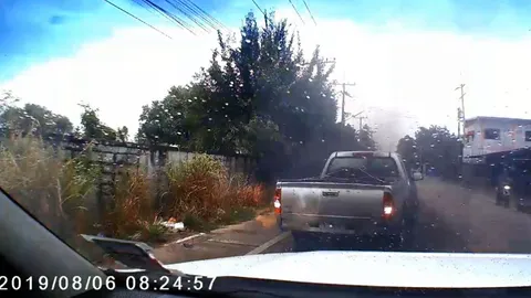 กระบะอีซูซุห้าวเป้งซิ่งปาดหน้ารถสาวโรงงาน เบิร์นยางปล่อยควันดำปารถบุบ 