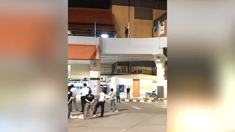 หนุ่มน้อยใจแฟนสาว ปีนหมอชิตหวังโดดฆ่าตัวตาย เหตุเครียด ป่วยซึมเศร้า 