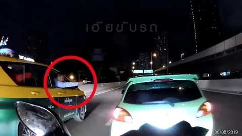 แท็กซี่หัวร้อน ชักปืนเล็งเก๋งคู่กรณี ขับท้าทายกันตลอดทาง (คลิป)