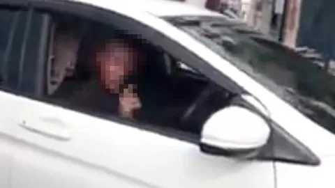 สั่งสอบตร.ขับเก๋งขาวโชว์ปืนขู่เพื่อนร่วมถนน คนรู้จักบอกเป็นคนตลกใจเย็น