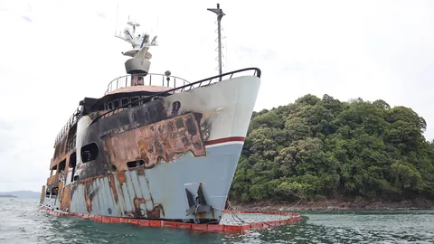 จนท.พบไฟไหม้ซุปเปอร์ยอชต์ Lady D ต้นเพลิงมาจากห้องนั่งเล่นบนชั้น 2 (คลิป)