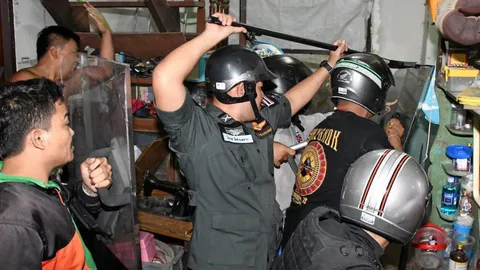 ดมกาวซดเหล้า ลูกทรพีสติแตก ฟันพ่อแม่ร่อแร่ ตำรวจชาร์จจนมุม (คลิป)