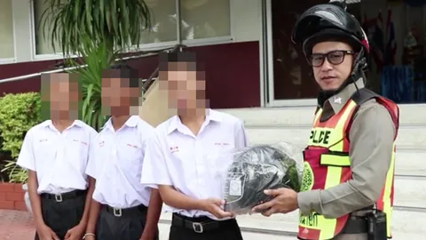 ไม่ต้องใช้หม้อแล้ว พี่ตำรวจ มอบหมวกกันน็อกนักเรียน ขี่ จยย. ไปเรียน