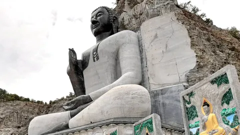 พระใหญ่ อุโมงค์ยักษ์ มหัศจรรย์ภูเขาหินเมืองอู่ทอง