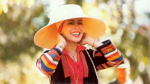 เรื่องเล่าจากผืนผ้า สมเด็จพระบรมราชชนนีพันปีหลวงกับงานศิลปาชีพ