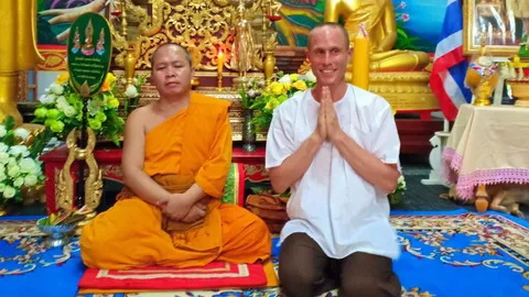 "พระจูเลียน" สึก แต่งตัวชุดขาว