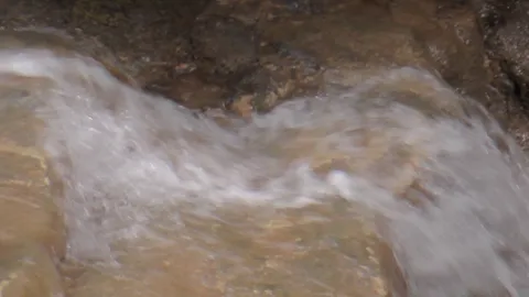 สลดเด็ก 12 ปี เล่นน้ำตกที่แม่สอด ถูกกระแสน้ำดูดติดท่อน้ำล้นเสียชีวิต