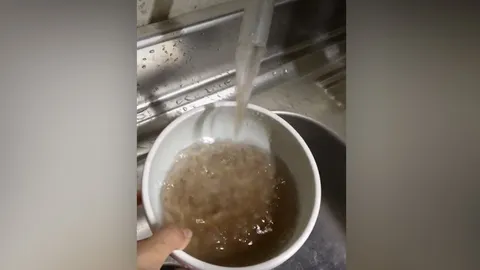 สาวขอนแก่นสุดเซ็ง ประปาหมู่บ้าน น้ำดำ มีกลิ่นใช้ทำอะไรไม่ได้เลย