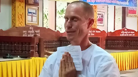 อดีตพระจูเลียน เลื่อนพบตำรวจ ตม.ให้ปากคำปมเข้าเมืองผิดกฎหมาย (คลิป)