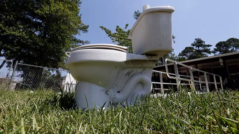 ฟ้าผ่า “ห้องสุขา” วินาศ!