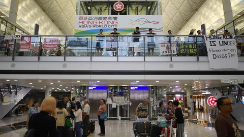 ม็อบบุกอาคารผู้โดยสาร บินไทย-แอร์เอเชีย ยกเลิกเที่ยวบินเข้า-ออก ฮ่องกง