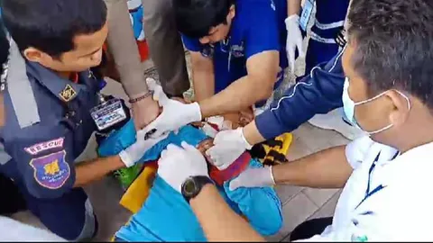 หนุ่มใหญ่เมืองชล พิการและป่วยทางจิต คว้ามีดปักคอบาดเจ็บหน้าสะดวกซื้อ