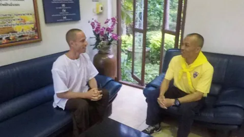 "จูเลียน" ย่องลงดอยสับขาหลอก พบ ตม.แม่สะเรียงก่อนวันนัด หวังหลบสื่อ