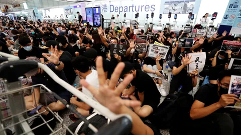 กงสุลฯแนะเลี่ยงฮ่องกงหลังสนามบินอัมพาต