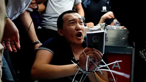 ม็อบฮ่องกงจับนักข่าวจีน ทำร้ายบาดเจ็บก่อนทีมแพทย์เข้าช่วยเหลือ