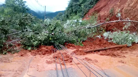 พายุถล่มแม่สะเรียงยับ ดินสไลด์ปิดถนน การจราจรอัมพาตหนัก