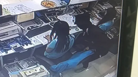 โจรบุกเดี่ยว จี้แบงก์กรุงไทย สาขาห้าแยกพ่อขุนเม็งราย กวาดไป 2.8 แสน