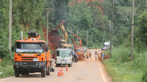 กฟภ.แม่สะเรียงเร่งปักเสาไฟใหม่ เกลี่ยดินออกถนนสาย 108 คาดคืนนี้เปิดได้ 2 ช่อง