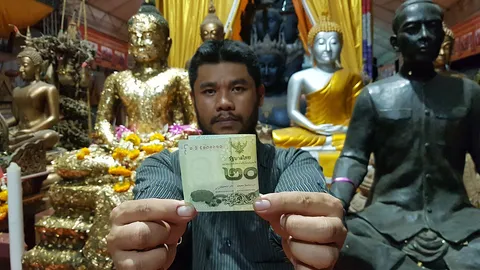 คอหวยแน่นวัดสว่างอารมณ์ รอลุ้นพิธีขอพระเงิน พระทองมี "เลขเด็ด" 2 3 1 0 (คลิป)