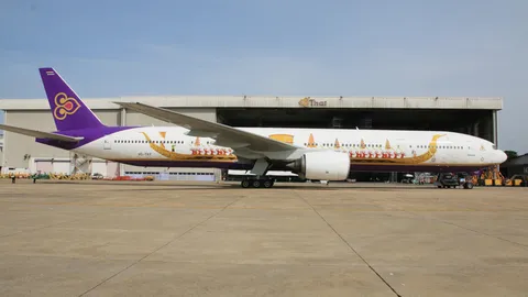 การบินไทย เปิดตัวภาพวาดแบบเรือพระที่นั่งสุพรรณหงส์ บนโบอิ้ง 777-300 