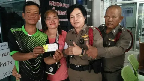 หนุ่มผู้รับเหมา มาแจ้งความ สภ.บ้านนา ถูกหวย 12 ล้าน เผยฝันเด็กหญิงมากอด