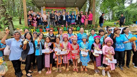 สิงหาพาแม่เที่ยว “บ้านใหม่ร่องกล้า” ช็อปปิ้งตลาดนัดเด็กดอยชนเผ่าม้ง