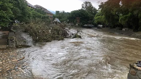 น้ำป่าถล่มคลั่ง จมรีสอร์ต ระทึกวังตะไคร้!