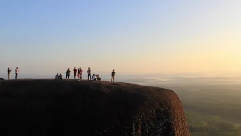 ซัดแจก 1 พัน เที่ยวเมืองรอง คิดแบบนักธุรกิจแก้ไม่ตรงจุด มองข้ามคนจน