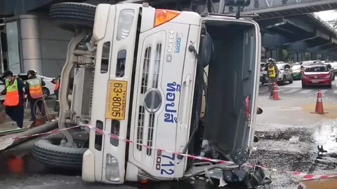 รถโม่ปูนเร่งหนีไฟแดง เทโค้งเสียหลักคว่ำ ปูนนองคาแยกศาลาแดง