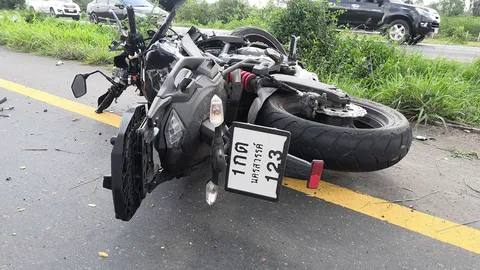 ฝรั่งซิ่งบิ๊กไบท์ ชน จยย.เสยต้นไม้ข้างทาง บนถนนมิตรภาพ ดับคาที่