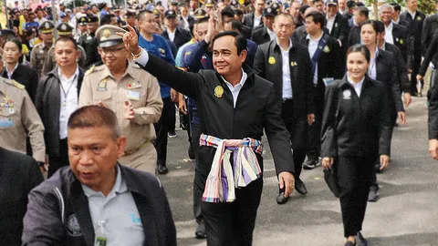 “ลุงตู่” ไปต่อบุรีรัมย์ รับฟังปัญหาภัยแล้ง ชาวบ้านแห่ร้องทุกข์เพียบ