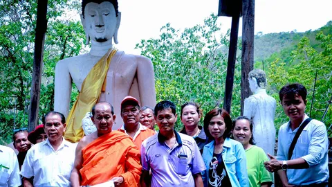 ขึ้นเขาน้อยนมัสการ “หลวงพ่อขวัญ”