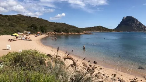 คู่รักฝรั่งเศส ส่อนอนคุก 6 ปี ขโมยทรายหาดท่องเที่ยวดังอิตาลี 40 กก.